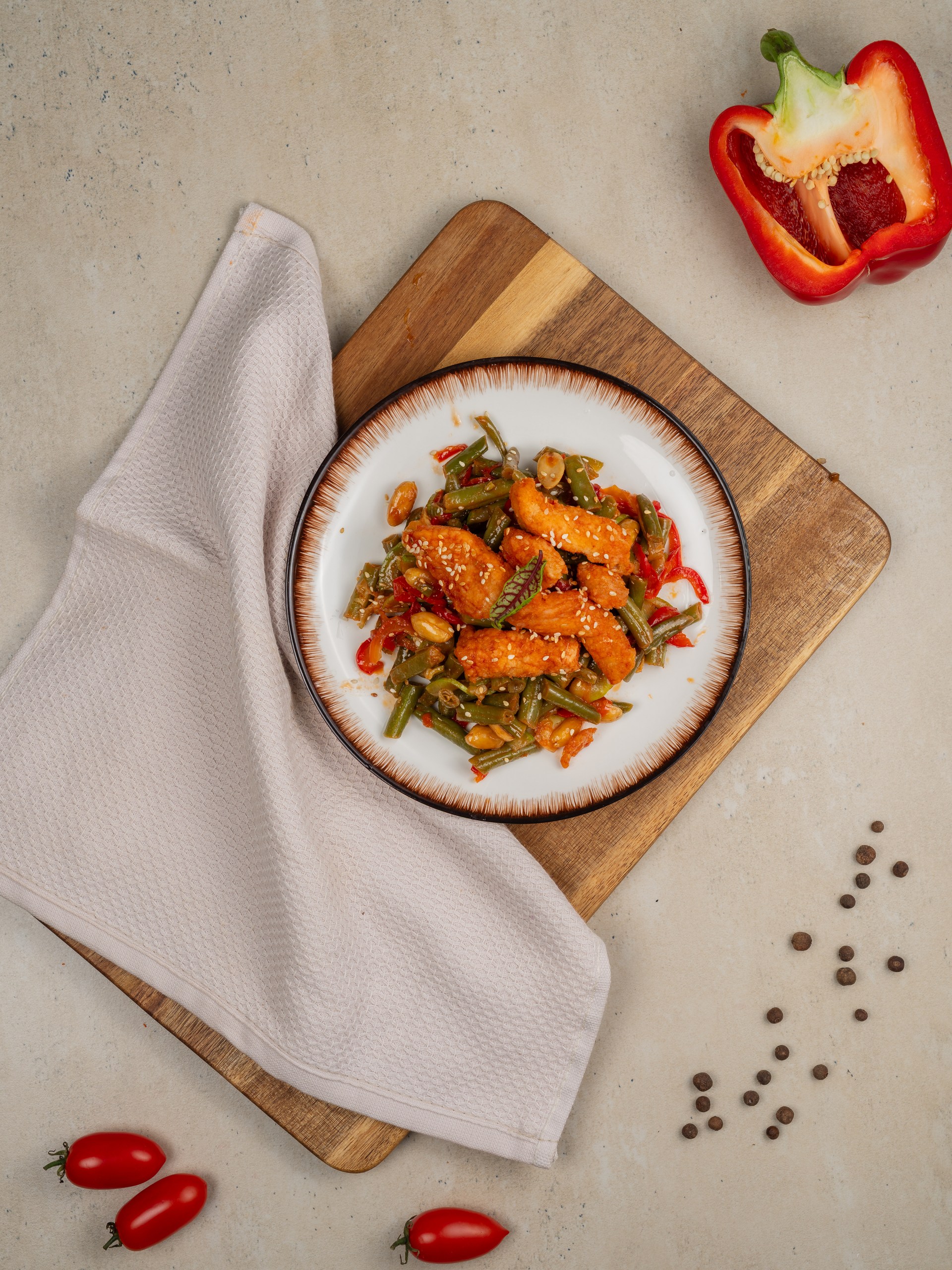 uppetit-132_resized Цыпленок по-тайски с арахисом и овощами 250гр.