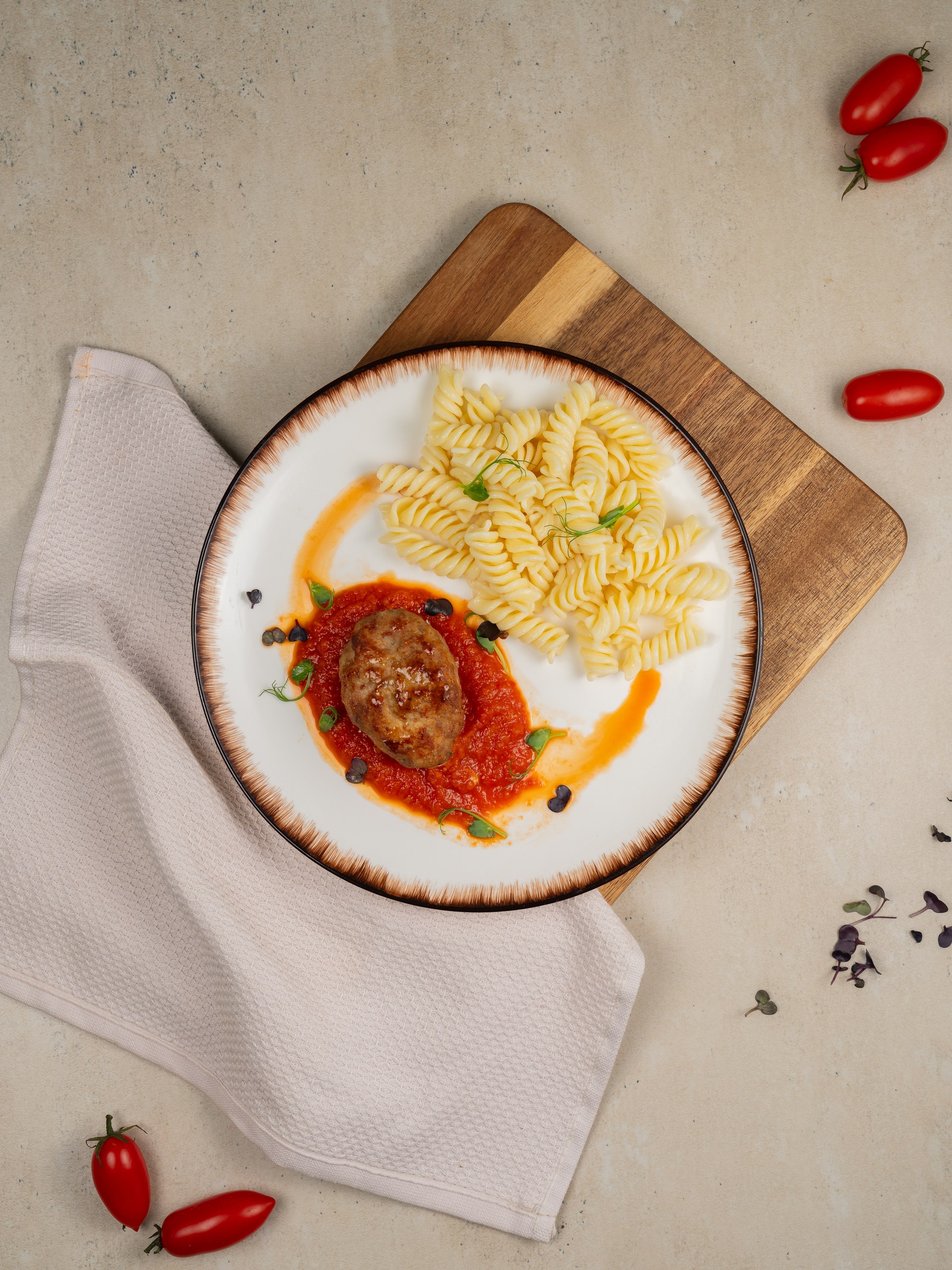 uppetit-89_resized Котлета по-домашнему с фузилли и томатным соусом 270гр.